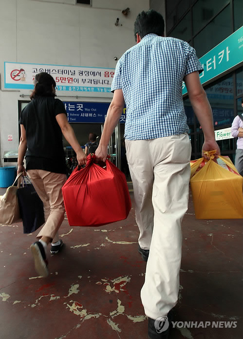 ▲ 추석연휴 마지막 날인 22일 오후 서울고속터미널. 버스에서 내린 귀경객들이 짐을 옮기고 있다. ⓒ연합뉴스