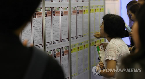 ▲ 지난 11일 열린 경기도 일자리 콘서트에 참가한 시민들이 채용공고 게시판 앞에서 일자리를 찾고 있는 모습. ⓒ연합뉴스