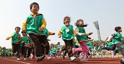 ▲ 서울 잠실종합운동장 보조경기장에서 열린 유아건강달리기 대회에서 어린이들이 힘차게 달리고 있다. ⓒ연합뉴스