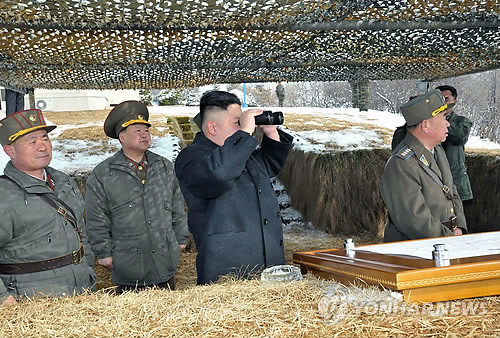 ▲ 북한 김정은이 항공군과 포병부대 훈련 현장을 찾아 무인타격기 공습과 대공미사일 발사 훈련을 지휘하는 모습. ⓒ연합뉴스