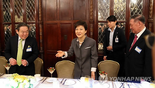 ▲ 박근혜 대통령이 워싱턴 해이아담스호텔에서 열린 수행 경제인들과의 조찬에서 이건희 삼성전자 회장과 정몽구 현대차 회장 등 경제인들에게 자리를 권하고 있다. 2013.05.08 ⓒ 연합뉴스