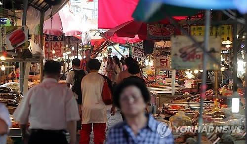 ▲ (연합뉴스) 추석을 앞둔 지난 17일 서울 동대문구 전농동에서 열린 '한가위 합동차례'에서 주민들이 모여 합동차례를 지내고 있다.