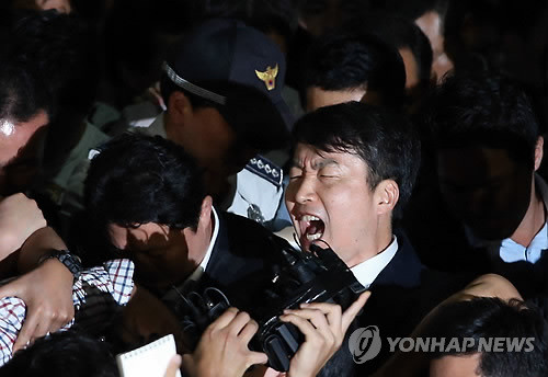 ▲ 내란음모ㆍ선동과 국가보안법 위반 혐의로 구속영장이 발부된 이석기 통합진보당 의원이 5일 오후 수원구치소에 구속수감되기 위해 수원 남부경찰서를 나오며 결백을 적극적으로 주장하고 있다.ⓒ연합뉴스