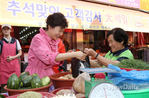 ▲ 박근혜 대통령이 추석을 앞둔 지난 16일 경기 용인의 한 재래시장에서 제수용품을 구입하고 있다. ⓒ 뉴데일리(청와대 제공)