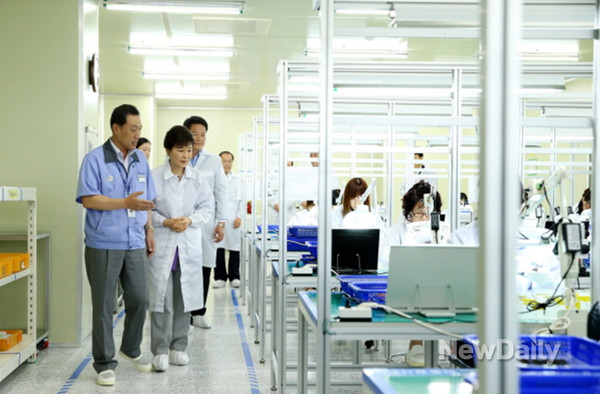 ▲ 박근혜 대통령이 추석을 앞둔 지난 16일 경기 용인의 한 재래시장에서 제수용품을 구입하고 있다. ⓒ 뉴데일리(청와대 제공)