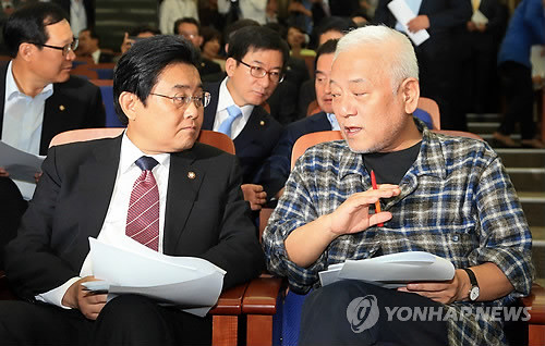 ▲ 김한길 민주당 대표와 전병헌 원내대표가 23일 오전 국회에서 열린 의원총회에서 얘기를 나누고 있다.ⓒ연합뉴스