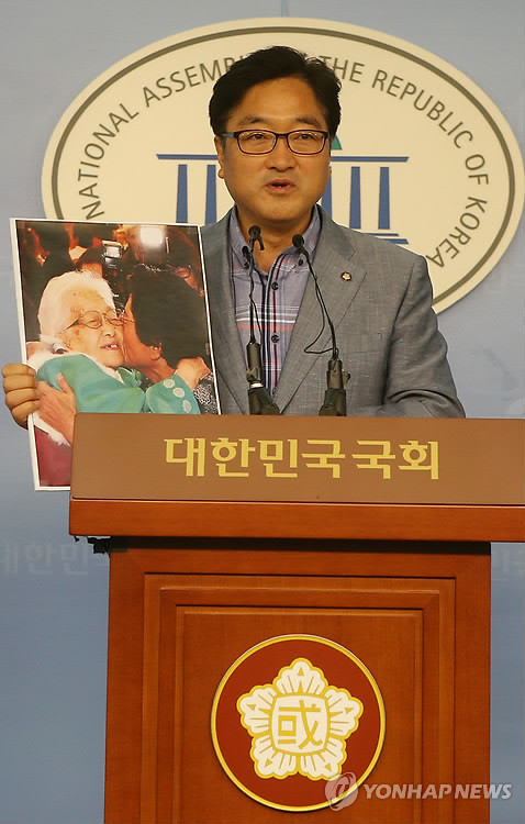 ▲ 우원식 민주당 최고위원이 23일 오전 국회 정론관에서 이산가족 사진을 들고 상봉 중단 사태에 대해 기자회견을 하고 있다.ⓒ연합뉴스