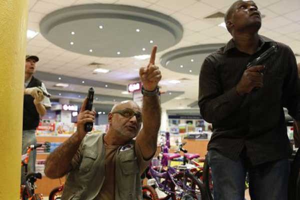 ▲ 테러범과 대치 중인 케냐 특수요원들.[사진: 외신 캡쳐]