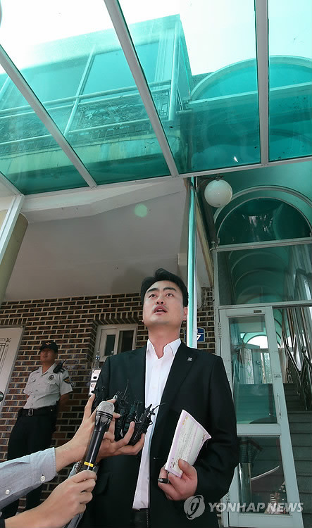 ▲ 지난 17일 오전 국가정보원이 경기도 화성시 팔탄면 통합진보당 홍성규 대변인의 자택을 압수수색하고 있는 가운데 홍 대변인이 집 앞에서 "압수수색은 진보당을 희생양으로 삼은 정치 탄압, 정당 탄압"이라고 입장을 밝히고 있다.ⓒ연합뉴스