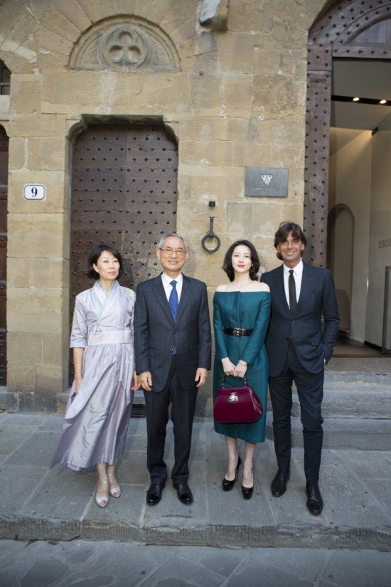 ▲ (좌측부터) 배재현 주이한국대사 내외, 배우 이영애, 파트리지오 디마르코(Patrizio di Marco) 구찌 사장 겸 최고 경영자가 17일(이탈리아 현지시간) 구찌 뮤제오에서 열린 특별한 한식 만찬에 참석해 포즈를 취하고 있다.  ⓒ 뉴데일리