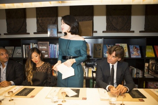 ▲ 한식당이 없는 피렌체에서 최초로 한국 전통 음식을 선보이기 위해 구찌와 함께 특별 한식 만찬을 공동 주최한 배우 이영애(가운데)가 17일(이탈리아 현지시간) 열린 만찬에서 연설을 하고 있다.  ⓒ 뉴데일리