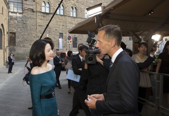 ▲ 17일(이탈리아 현지시간), 구찌와 배우 이영애가 공동주최한 한식 만찬이 열린 구찌 뮤제오 앞에서 이영애(좌측)가 로버트 트리푸스(Robert Triefus) 구찌 최고마케팅책임자(Chief Marketing Officer)와 대화를 나누고 있다.   ⓒ 뉴데일리