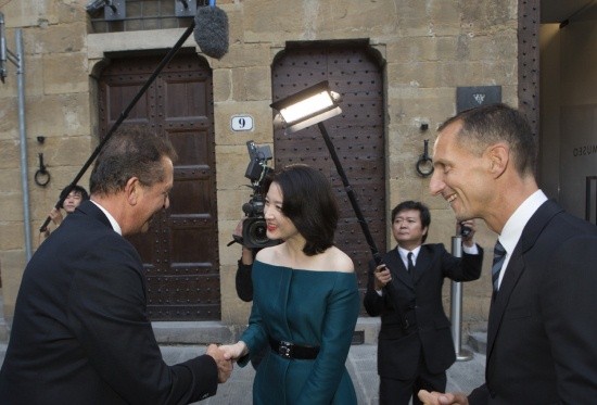 ▲ 17일(이탈리아 현지시간), 구찌와 배우 이영애가 공동주최한 한식 만찬이 열린 구찌 뮤제오 앞에서 이영애(좌측)가 로버트 트리푸스(Robert Triefus) 구찌 최고마케팅책임자(Chief Marketing Officer)와 함께 손님을 맞이하고 있다.   ⓒ 뉴데일리