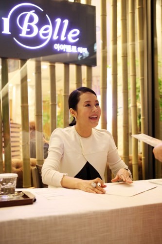 ▲ 헤어살롱 아이벨르가 지난 3일 현대백화점 무역센터점에서 트렌드 발표를 기념해 배우 장미희의 팬사인회를 개최했다. ⓒ아이벨르