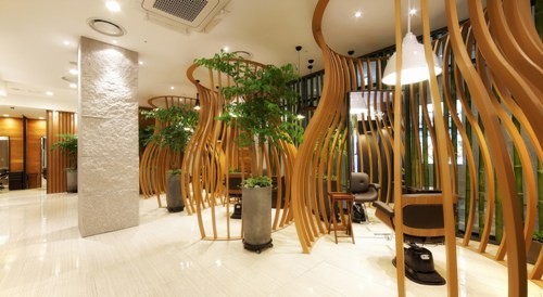 ▲ 헤어살롱 아이벨르가 지난 3일 현대백화점 무역센터점에서 트렌드 발표를 기념해 배우 장미희의 팬사인회를 개최했다. ⓒ아이벨르