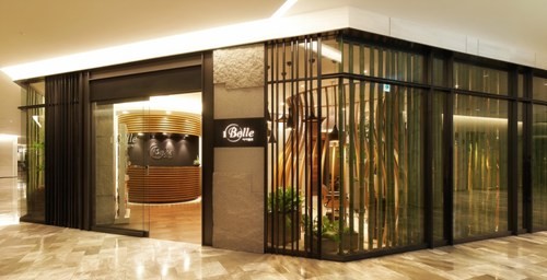 ▲ 헤어살롱 아이벨르가 지난 3일 현대백화점 무역센터점에서 트렌드 발표를 기념해 배우 장미희의 팬사인회를 개최했다. ⓒ아이벨르