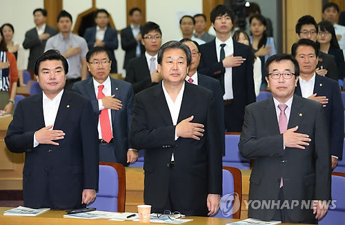 ▲ 김무성 새누리당 의원(앞줄 가운데)이 23일 오전 국회 의원회관에서 열린 공권력 확립과 사회안정 달성 토론회에서 국기에 대한 경례를 하고 있다. 왼쪽은 원유철, 오른쪽은 서병수 의원.ⓒ연합뉴스