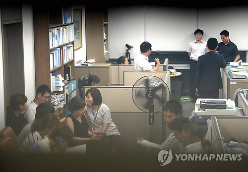 ▲ 지난달 28일 오후 국회 의원회관 이석기 의원실에서 통합진보당 관계자들이 문 앞에 앉아 압수수색을 막고 있다.ⓒ연합뉴스