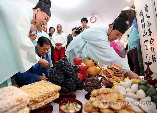 ▲ (연합뉴스) 추석을 앞둔 지난 17일 서울 동대문구 전농동에서 열린 '한가위 합동차례'에서 주민들이 모여 합동차례를 지내고 있다.