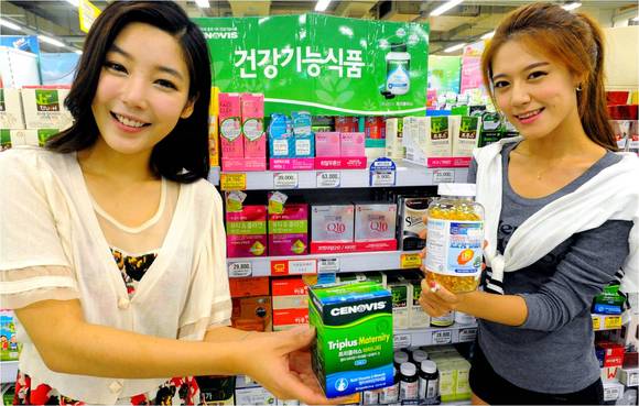 ▲ 23일 서울 홈플러스 영등포점에서 모델들이 다양한 비타민을 선보이고 있다. 홈플러스는 명절 기간에 집안 일로 고생하신 부모님을 위해 효도 비타민 10여 종을 판매한다.