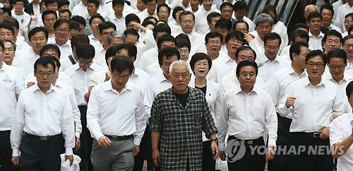 ▲ 김한길 민주당 대표와 전병헌 원내대표를 비롯한 민주당 의원들이 24일 오전 서울시청광장에서 광화문 광장까지 떼거리 행진을 하고 있다.ⓒ연합뉴스