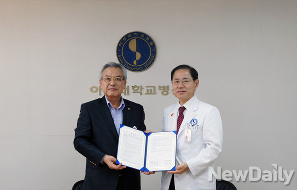 ▲ 왼쪽부터 신정택 대한럭비협회 회장, 유희석 아주대학교병원장ⓒ대한럭비협회