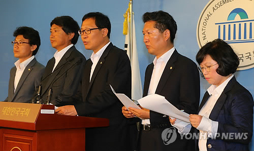 ▲ 민주당 국정원법 개혁추진위원회 의원들이 24일 오후 국회 정론관에서 대공수사권을 포함한 수사기능을 기존 수사기관으로 이관하는 내용 등의 '국가정보원법 개혁 추진방안' 발표 기자회견을 하고 있다. 왼쪽부터 진성준 의원, 신기남 위원장, 문병호 의원, 정청래 의원, 김현 의원.ⓒ연합뉴스