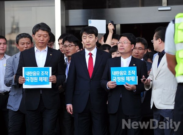 ▲ 이석기 통합진보당 의원이 지난 4일 오후 서울 여의도 국회 본청 정문 앞에서 체포동의안 본회의 가결과 관련해 당원들에게 입장을 밝히기 위해 이동하고 있다.ⓒ연합뉴스