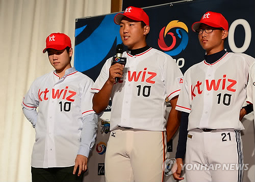 ▲ 신인지명회의에서 kt 위즈에 입단한 선수들. 왼쪽부터 심재민, 유희운, 박세웅 선수ⓒ연합뉴스