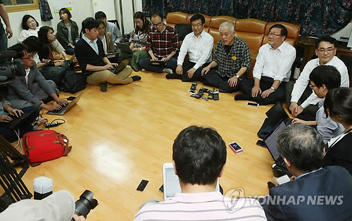 ▲ 김한길 민주당 대표가 24일 오후 경기 구리시 수택동 신대촌 경로당에서 열린 기자간담회에서 전국순회투쟁 첫날 소회를 밝히고 있다.ⓒ연합뉴스