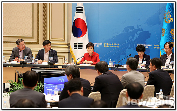 ▲ 박근혜 대통령이 25일 청와대에서 제3차 무역투자진흥회의를 주재하고 있다. ⓒ 뉴데일리