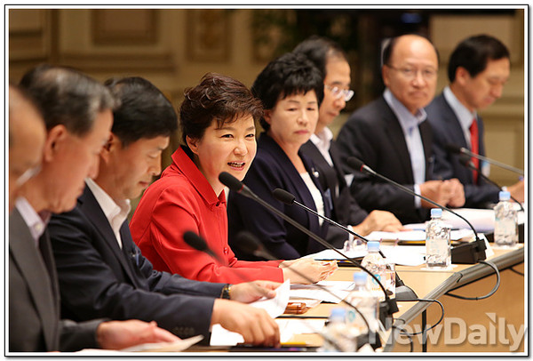 ▲ 박근혜 대통령이 25일 청와대에서 제3차 무역투자진흥회의를 주재하고 있다. ⓒ 뉴데일리