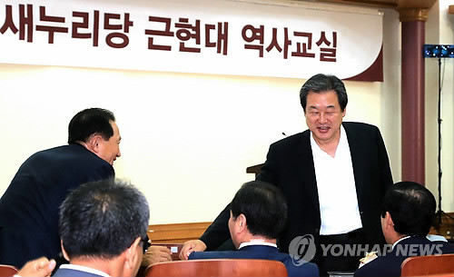 ▲ 김무성 새누리당 의원이 25일 오전 국회 의원회관 소회의실에서 열린 새누리당 근현대 역사교실에서 참석 의원들과 인사하고 있다.ⓒ연합뉴스