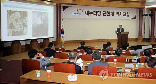 ▲ 허동현 경희대 한국현대사연구원장이 25일 오전 국회 의원회관 소회의실에서 열린 새누리당 근현대 역사교실에서 [일제 강점 시기 역사교과서 서술의 쟁점과 문제]에 대해 강의하고 있다.ⓒ연합뉴스