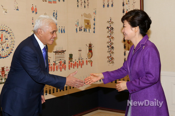 ▲ 박근혜 대통령이 25일 인도네시아 경제대표단을 접견하고 있다. ⓒ 뉴데일리(청와대 제공)