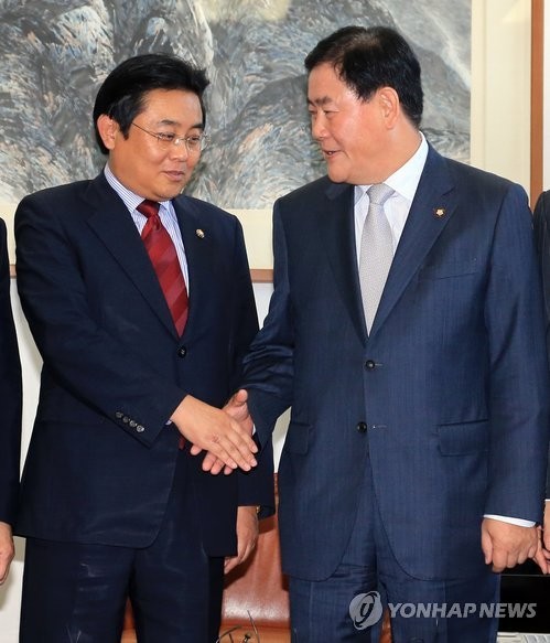 ▲ 새누리당 최경환 원내대표와 민주당 전병헌 원내대표가 25일 오후 국회 운영위원장실에서 만나 정기국회 의사일정을 협의하기 앞서 악수하고 있다. ⓒ연합뉴스