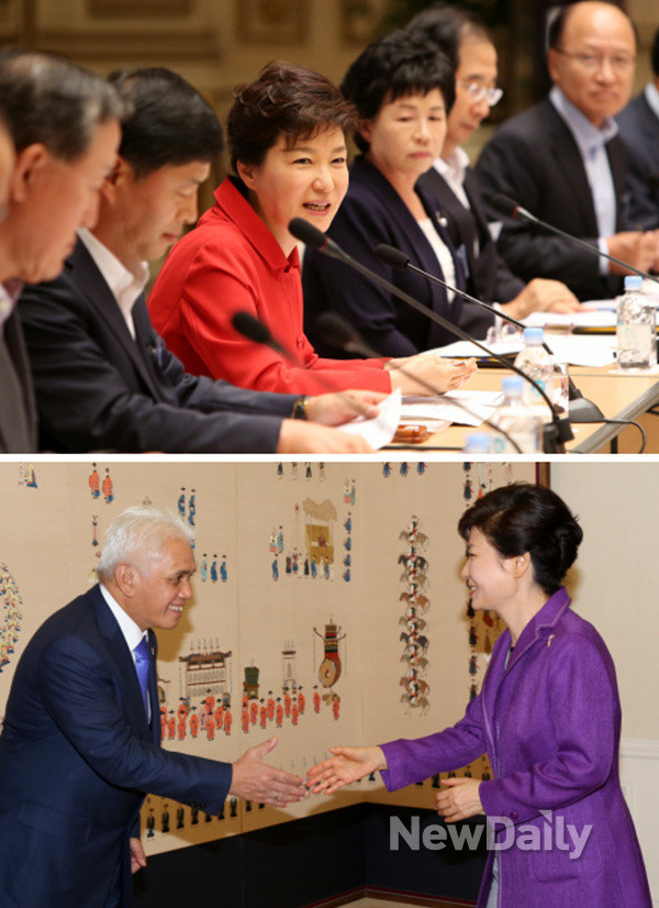 ▲ 박근혜 대통령은 25일 오전 무역투자진흥회의를 주재한 자리에서 빨간색 투자활성화복을 입었다.(위) 아래는 같은날 오후, 인도네시아 경제대표단을 접견할 때 보라색 재킷으로 갈아입은 모습. ⓒ 뉴데일리(청와대 제공)