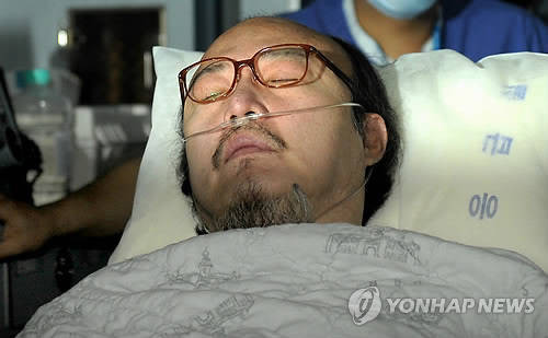 ▲ 지난 4월 김승연 한화그룹 회장이 항소심 결심 공판을 받기 위해  구급차를 타고 서울고등법원으로 들어오고 있는 모습.ⓒ연합뉴스