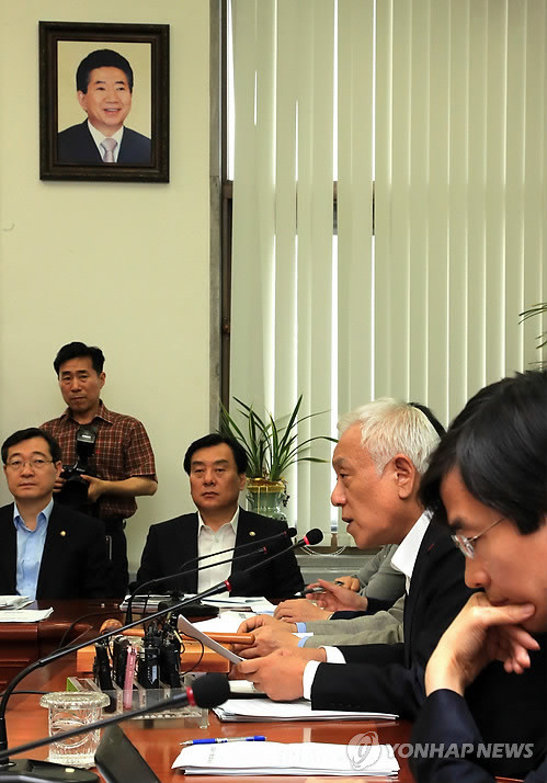 ▲ 김한길 민주당 대표가 지난 6월 24일 국회 당대표실에서 열린 최고위원회의에서 발언하고 있다.ⓒ연합뉴스