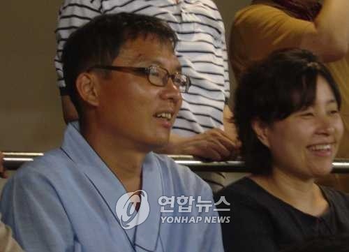 ▲ 민경우 전 범민련 사무처장이 14일 광복 60주년 특별사면 직후 서울 상암월드컵경기장에서 8.15남북통일 축구경기를 관람하고 있다.ⓒ연합뉴스