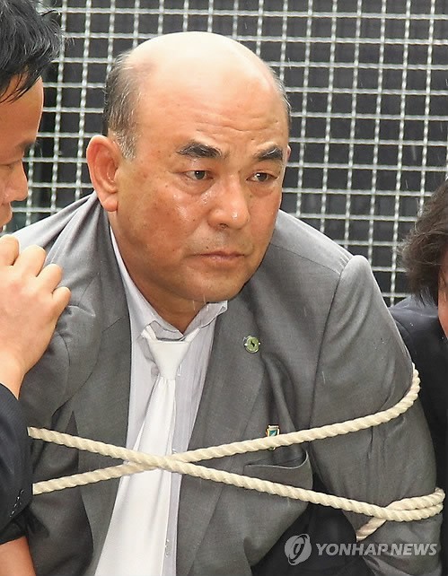 ▲ 무단 방북하는 등 국가보안법을 위반한 노수희가 체포돼 압송되는 모습.ⓒ연합뉴스