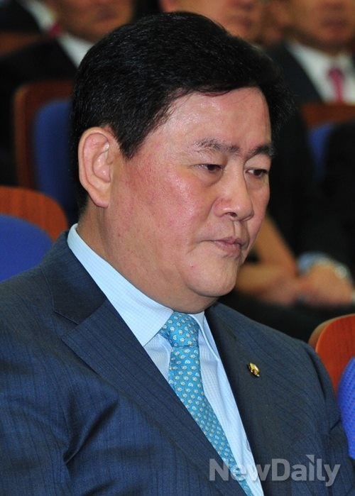 ▲ 26일 당 정책의원총회에 참석한 새누리당 최경환 원내대표가 어두운 표정을 짓고 있다. ⓒ이종현 기자