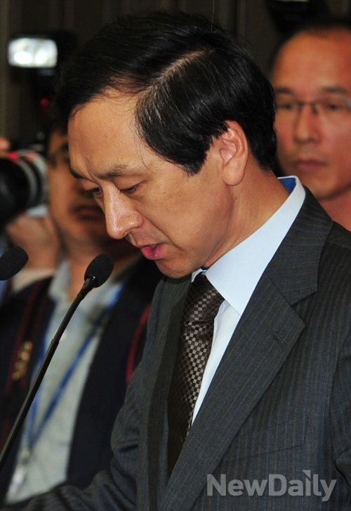 ▲ 26일 당 정책의원총회에 참석한 새누리당 김기현 정책위의장이 기초연금 수급안 결정 과정을 설명하고 있다. ⓒ이종현 기자