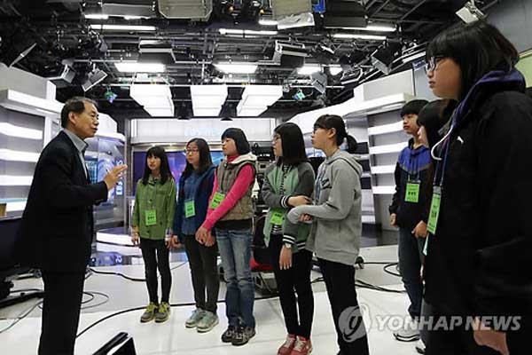 ▲ 직업체험 프로그램에 참가한 청소년들의 모습. [사진: 연합뉴스]