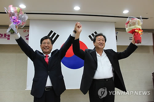 ▲ 김무성 새누리당 의원이 25일 울산시 울주군 범서농협 대강당에서 열린 핵심당원교육에 참석해 강길부 의원과 인사하고 있다.ⓒ연합뉴스