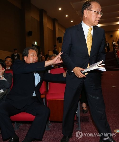 ▲ 김무성 새누리당 의원이 26일 오후 국회 의원회관에서 열린 류성걸 의원 출판기념회에서 뒤늦게 참석한 황우여 대표에게 가운데 자리를 권하고 있다.ⓒ연합뉴스