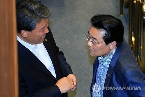 ▲ 지난 7월2일 민주당 전병헌 원내대표(우)가 국회 본회의 도중 통진당 김선동 의원을 만나 얘기를 나누고 있다. ⓒ연합뉴스