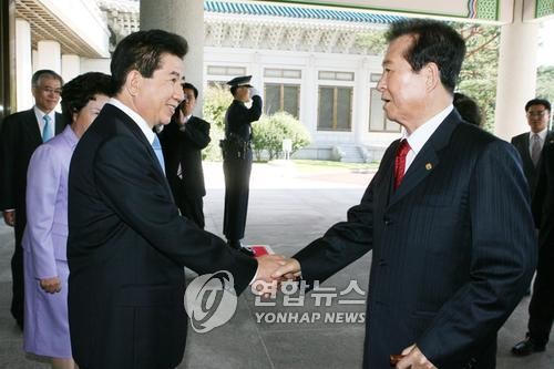 ▲ 노무현 전 대통령과 김대중 전 대통령이 인사를 나누는 모습. ⓒ연합뉴스