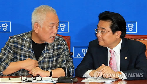 ▲ 김한길 민주당 대표가 27일 오전 국회 당대표실에서 열린 최고위원회의에서 전병헌 원내대표와 얘기를 나누고 있다.ⓒ연합뉴스