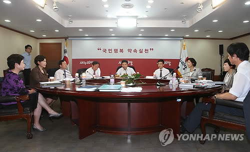 ▲ 홍문종 새누리당 공직후보자추천위원장(가운데)이 23일 오후 서울 영등포구 여의도동 새누리당사에서 열린 재·보선 공천심사위원회에서 인사말을 하고 있다.ⓒ연합뉴스